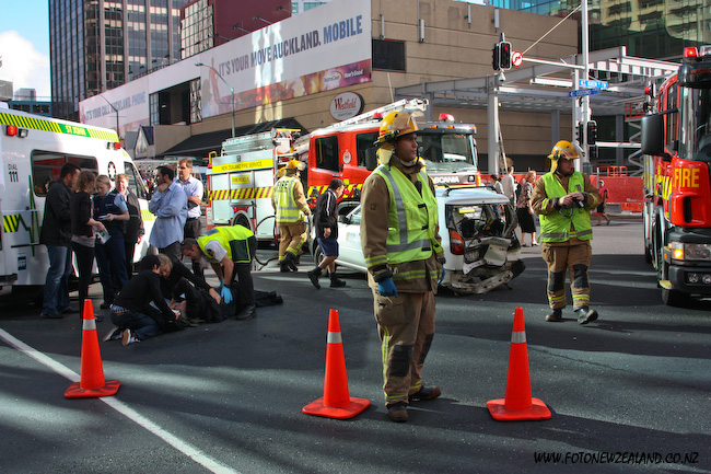 Автопроишествие в Окленде на Квин Стрит. Пожарные и скорая помощь прибыли на место происшествия.