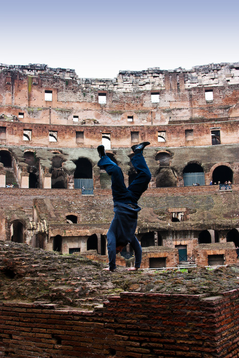 Стойка на руках на развалинах Колизея в Риме