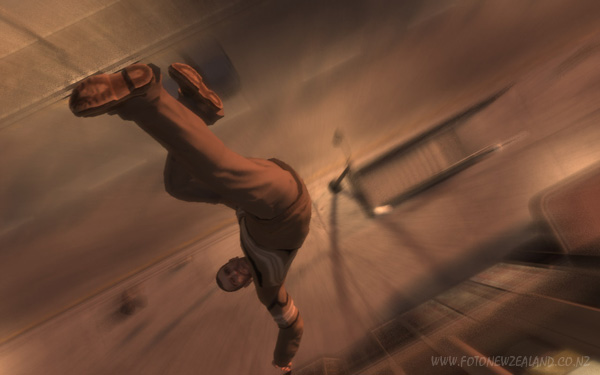 Нико Белик надает с высоты в игре GTA4.