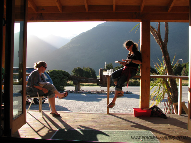 Девушки отдыхают на террасе, Новая Зеландия