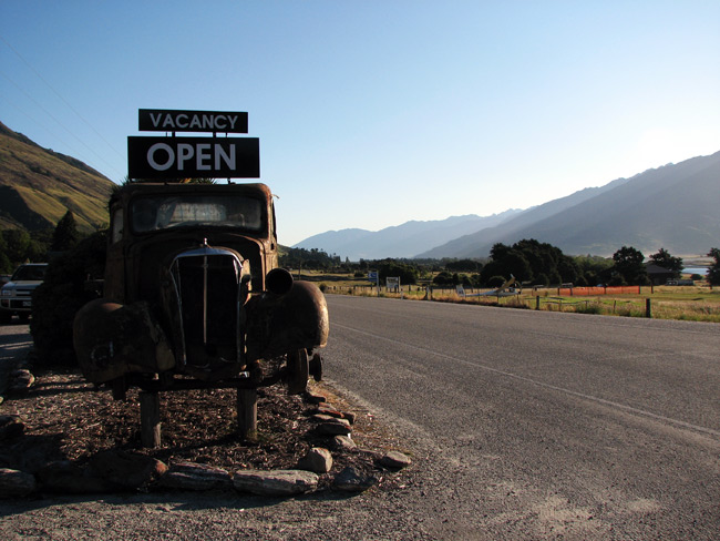 Старый грузовик возле постоялого двора