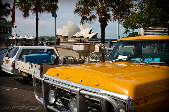 Желтый Форд в Сиднее, на заднем плане Сиднейский Оперный Театр