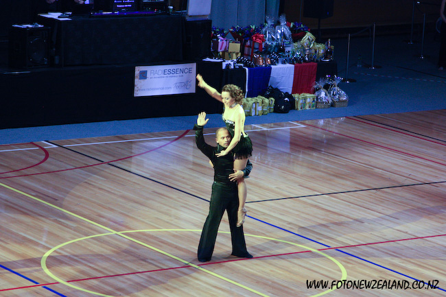 Танец она сверху