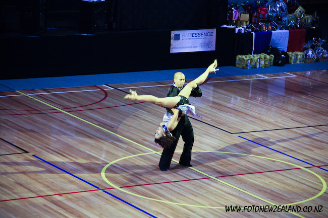 Шпагат вниз головой